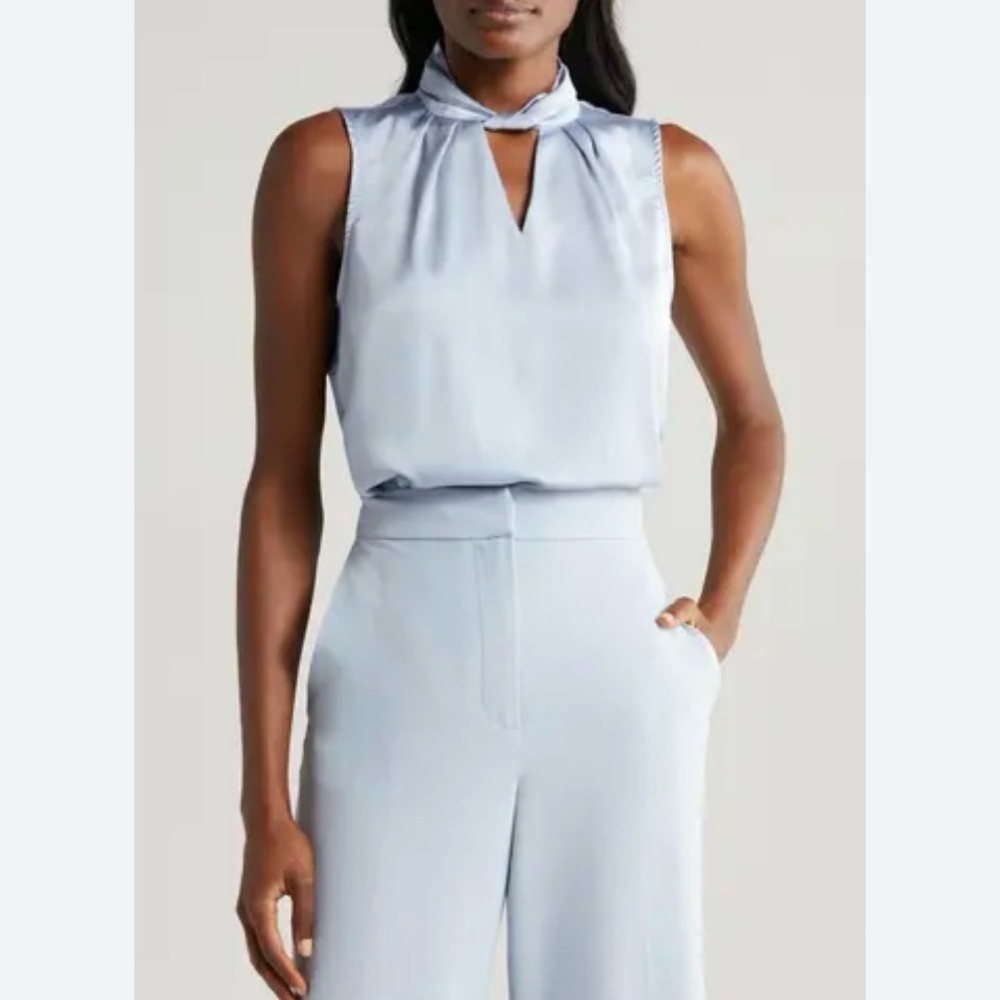 HALOGENR
halogen(r) Twist Neck Sleeveless Blouse in Light Blue Size M